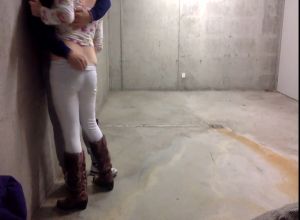 На стройке зрелку трахает